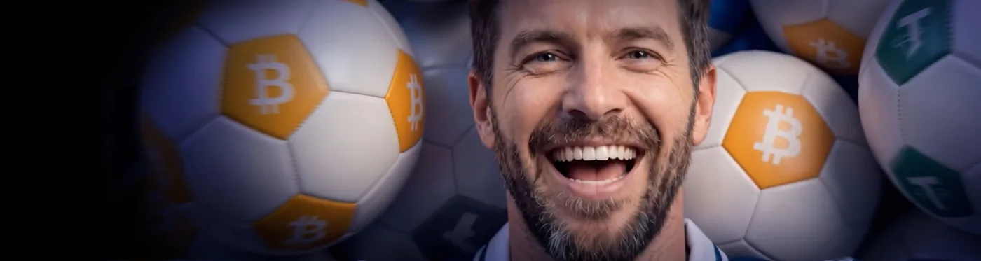 Tifoso sorridente tra palloni con simboli Bitcoin e Tether: bonus sport cripto BetScore